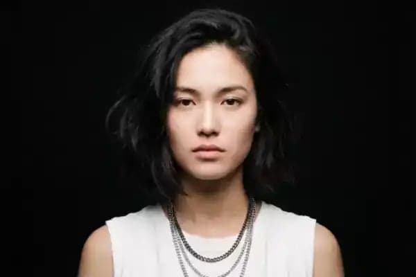 블랙 배경 인물 스튜디오컷
