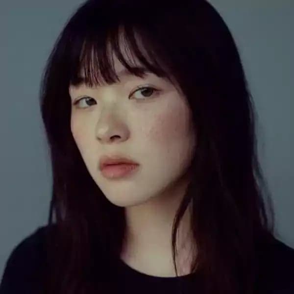 무드 있는 뱅헤어 포트레이트